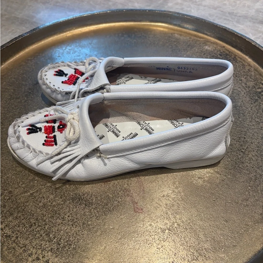 Minnetonka Beaded Leather Moccasins – White | Size 6